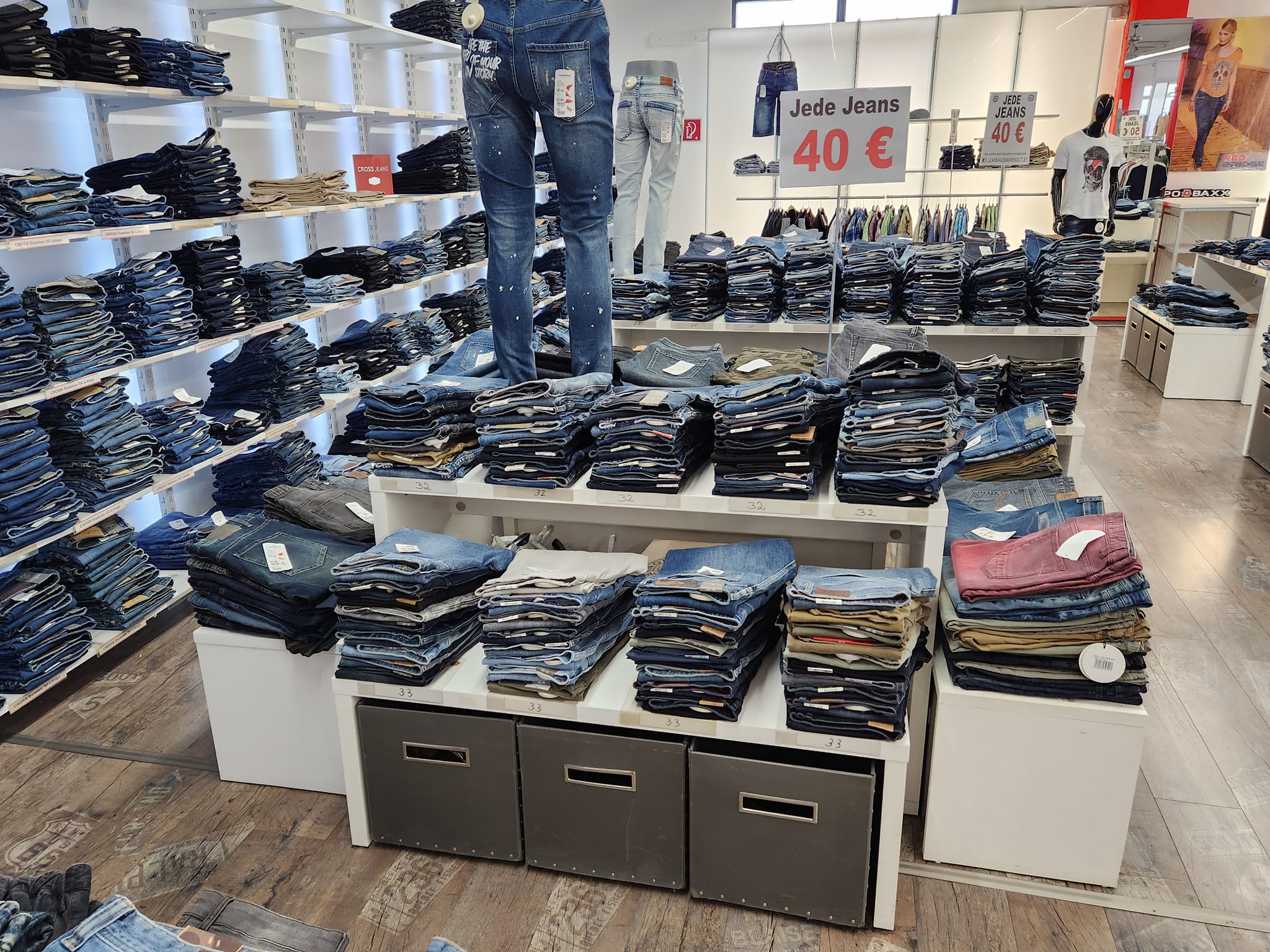 Über 1000 Herren Jeans in den Größen 27 - 42/32 und 27 - 42/34 zu je 40€. Nur solange Vorrat reicht!