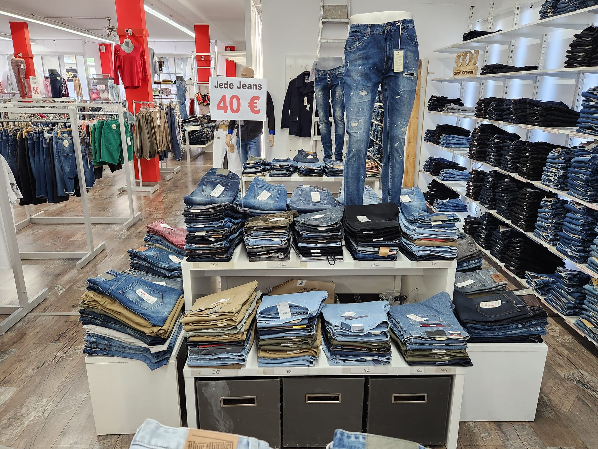 Über 1000 Herren Jeans in den Größen 27 - 42/32 und 27 - 42/34 zu je 40€. Nur solange Vorrat reicht!