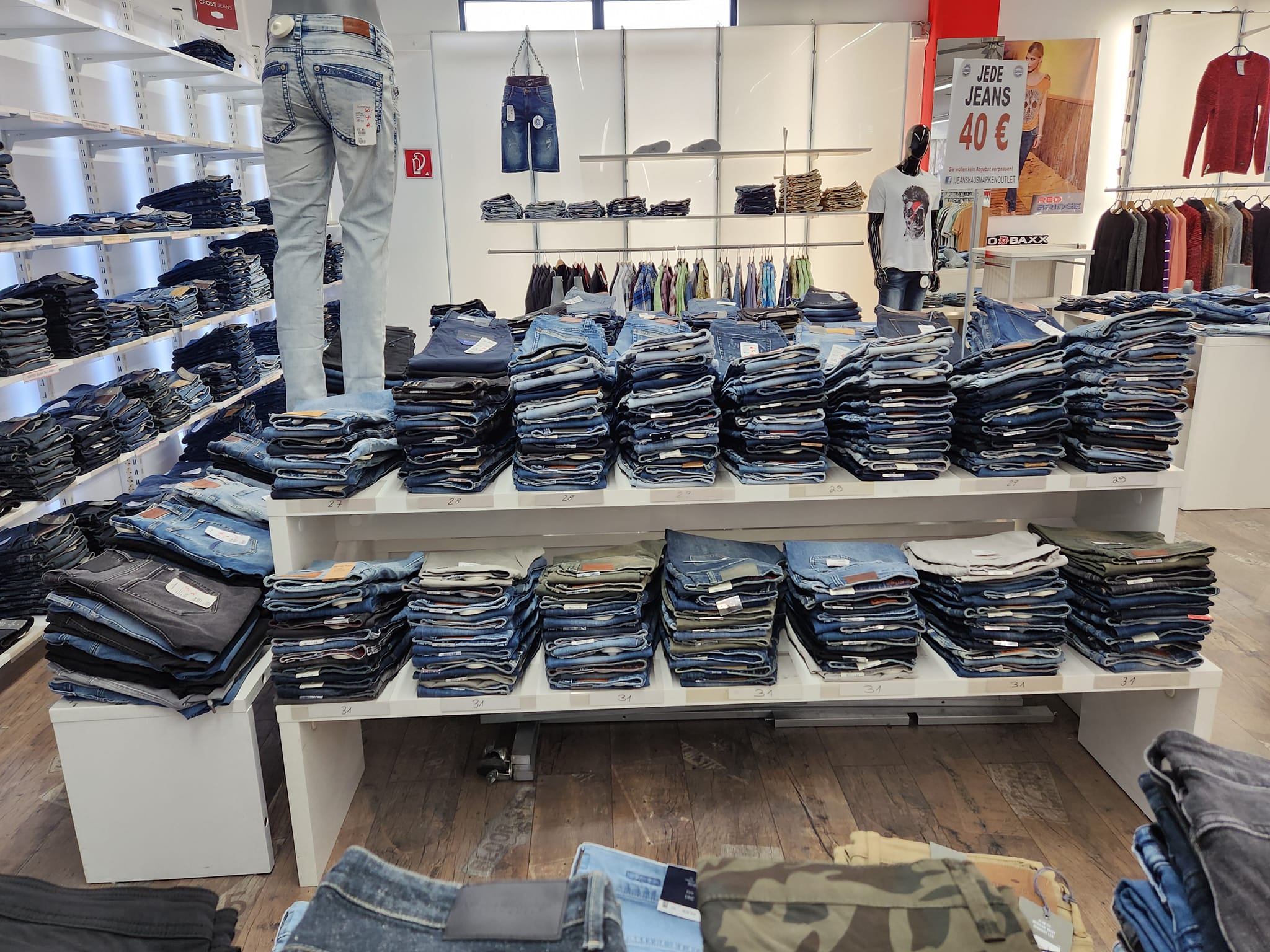 Über 1000 Herren Jeans in den Größen 27 - 42/32 und 27 - 42/34 zu je 40€. Nur solange Vorrat reicht!